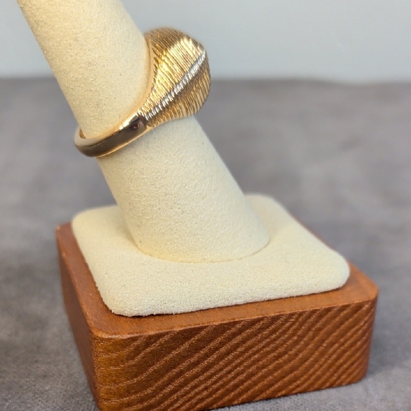 Shell-Texture Statement Ring - Goldtone Size 7 - Picture 5 of 10